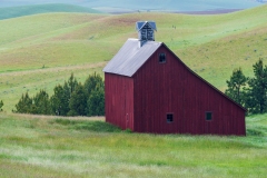 Photo of the Saltbox Barn in the Palouse early morning