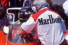 Photo of F1 McLaren with driver James Hunt and Teddy Mayer. 1977 F1 LBGP