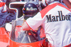 Photo of F1 McLaren with driver James Hunt and Teddy Mayer. 1977 F1 LBGP